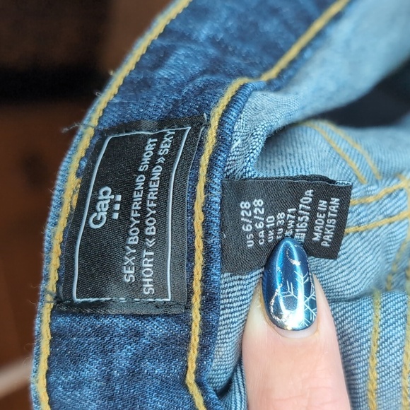 GAP 5” Mid Rise Sexy Boyfriend Denim Light Distressed Cuffed Shorts - Picture 9 of 11